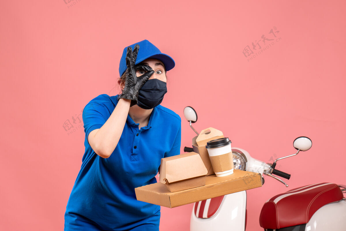 咖啡正面是戴着面具的女快递员 粉色的是咖啡和食物女快递员服务工人