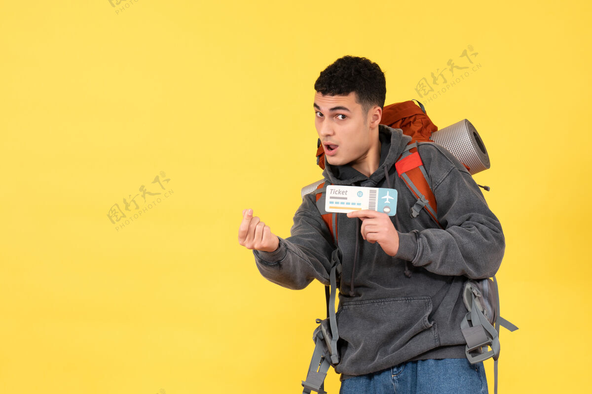 旅行正面图酷酷的旅行者 背着红色背包 手里拿着旅行票西装红色肖像