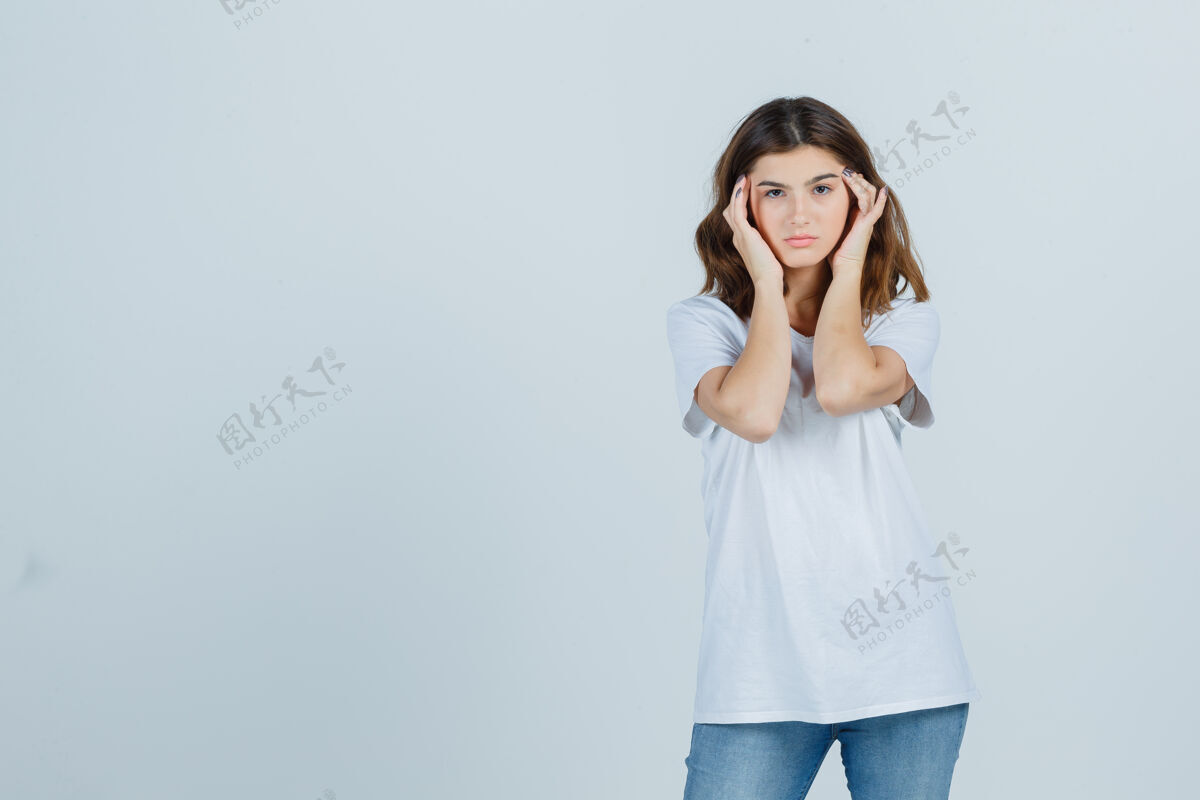 女人穿着t恤 牛仔裤的年轻女士揉着太阳穴 看上去很疲惫 前视图亚洲人护理前面