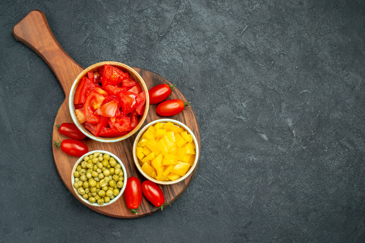 晚餐在深灰色的背景上 蔬菜的顶视图为您的文本提供了自由空间膳食水果食物