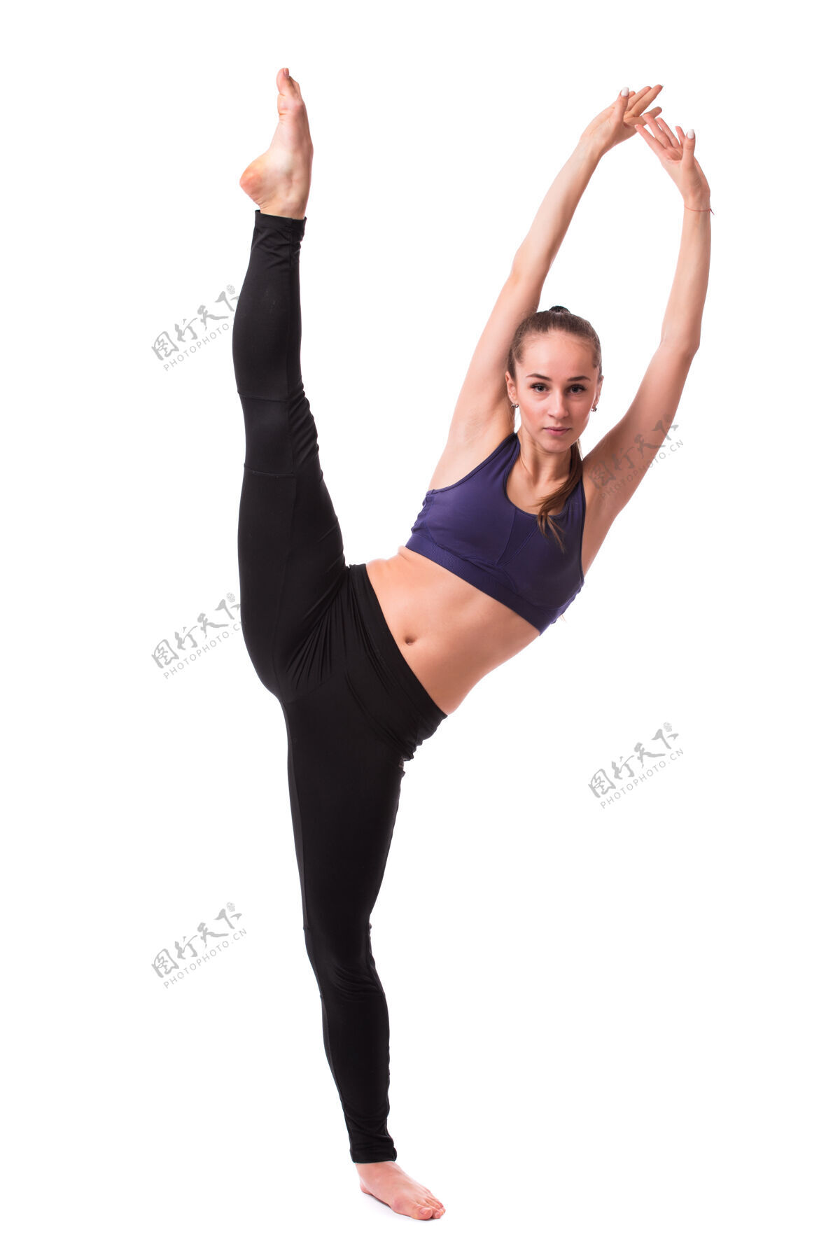 女孩全身肖像女运动员伸展腿 而热身隔离在白色背景上瑜伽音乐健身
