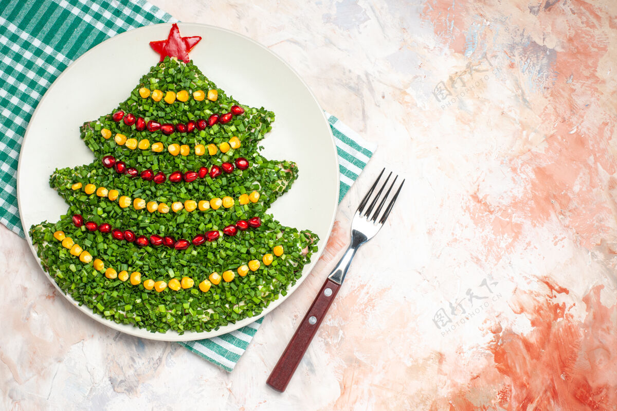 背景顶视图美味的蔬菜沙拉在新年树形状的光背景设备健康圣诞节