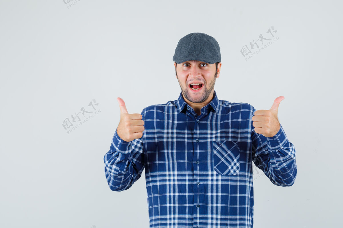 男性年轻的男人穿着蓝色衬衫 戴着帽子 露出大拇指 看起来很高兴孩子男孩男人