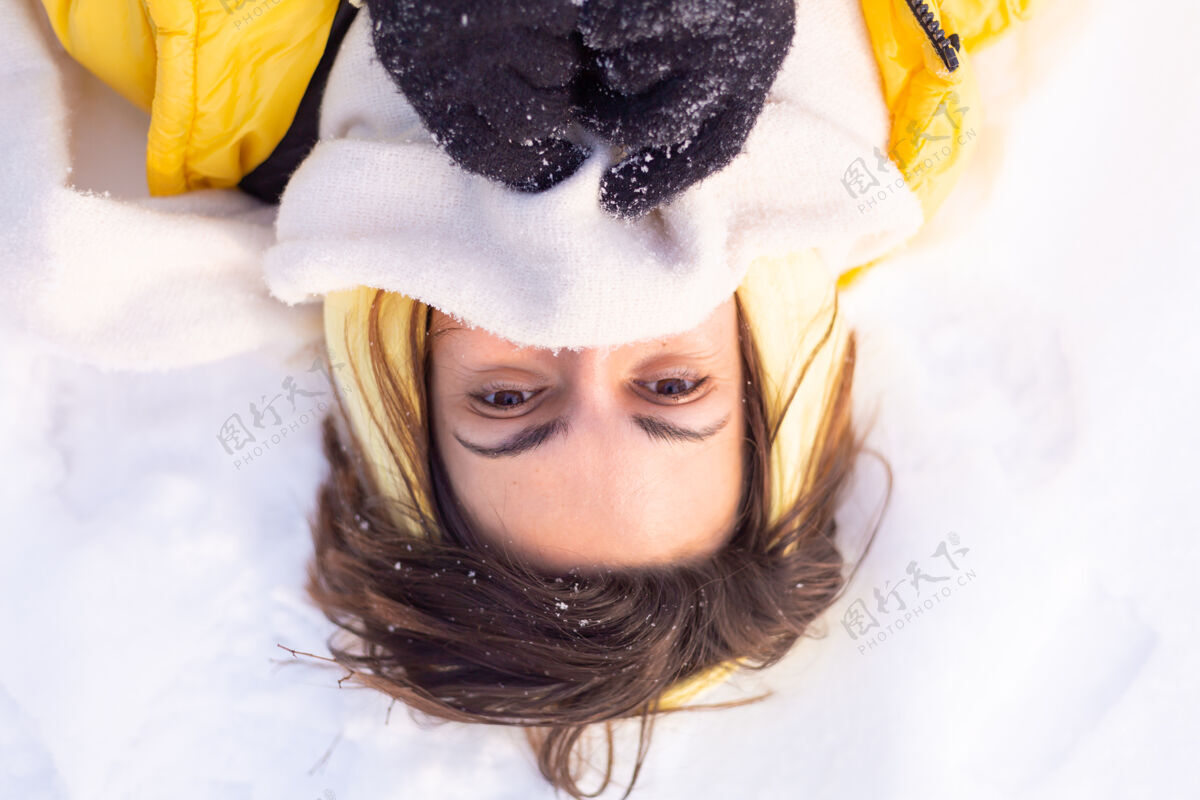 信心美丽的年轻开朗的女子在雪景冬林中嬉戏 穿着暖和的衣服 围巾 在冬天和雪地里欢腾雪景微笑季节