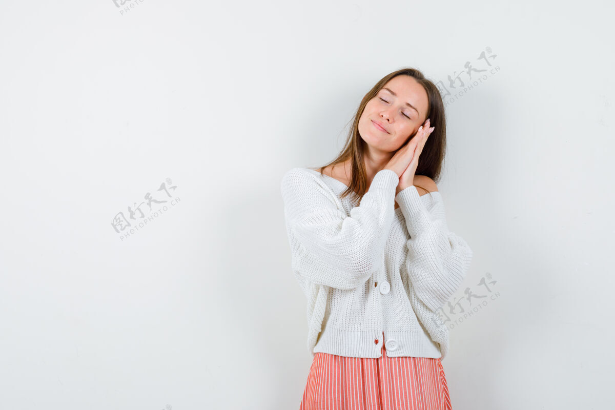 女人一幅年轻女性的肖像 她穿着开衫 靠在手掌上当枕头肖像美丽风景
