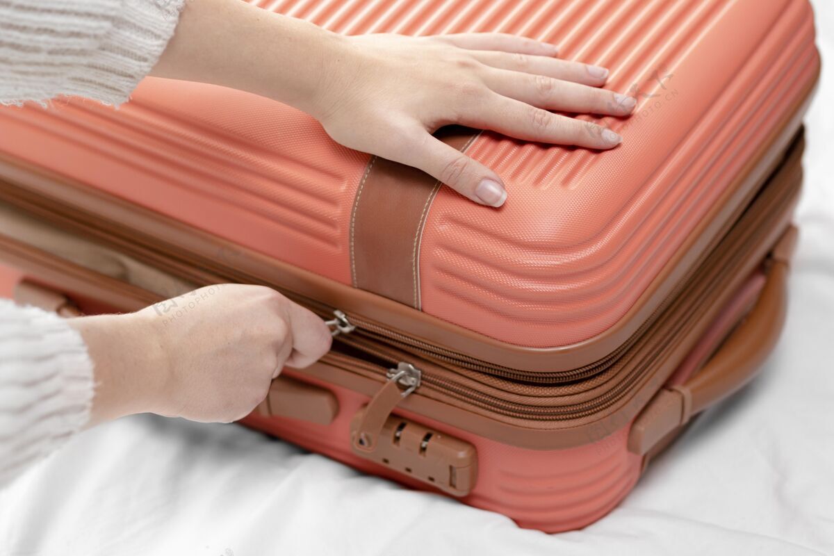 旅行关上行李的女人行李度假旅行
