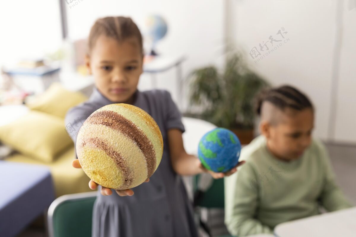 多元文化孩子们在教室里学习行星孩子社区多种族