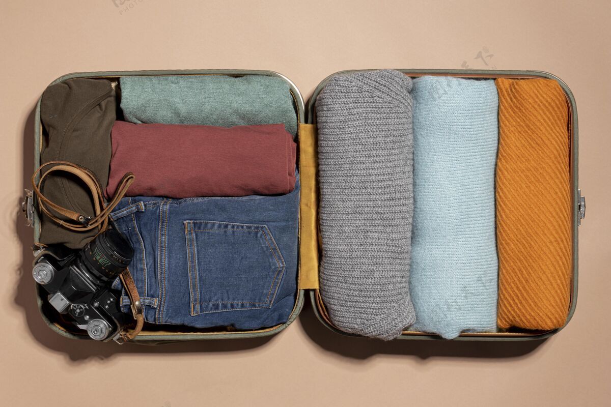 行李打开行李 叠好衣服 带上相机度假旅游平面图