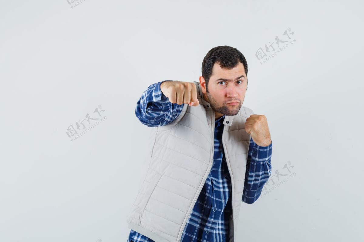 模特年轻的男性穿着衬衫 夹克战斗 看起来咄咄逼人 前视图休闲肖像年轻