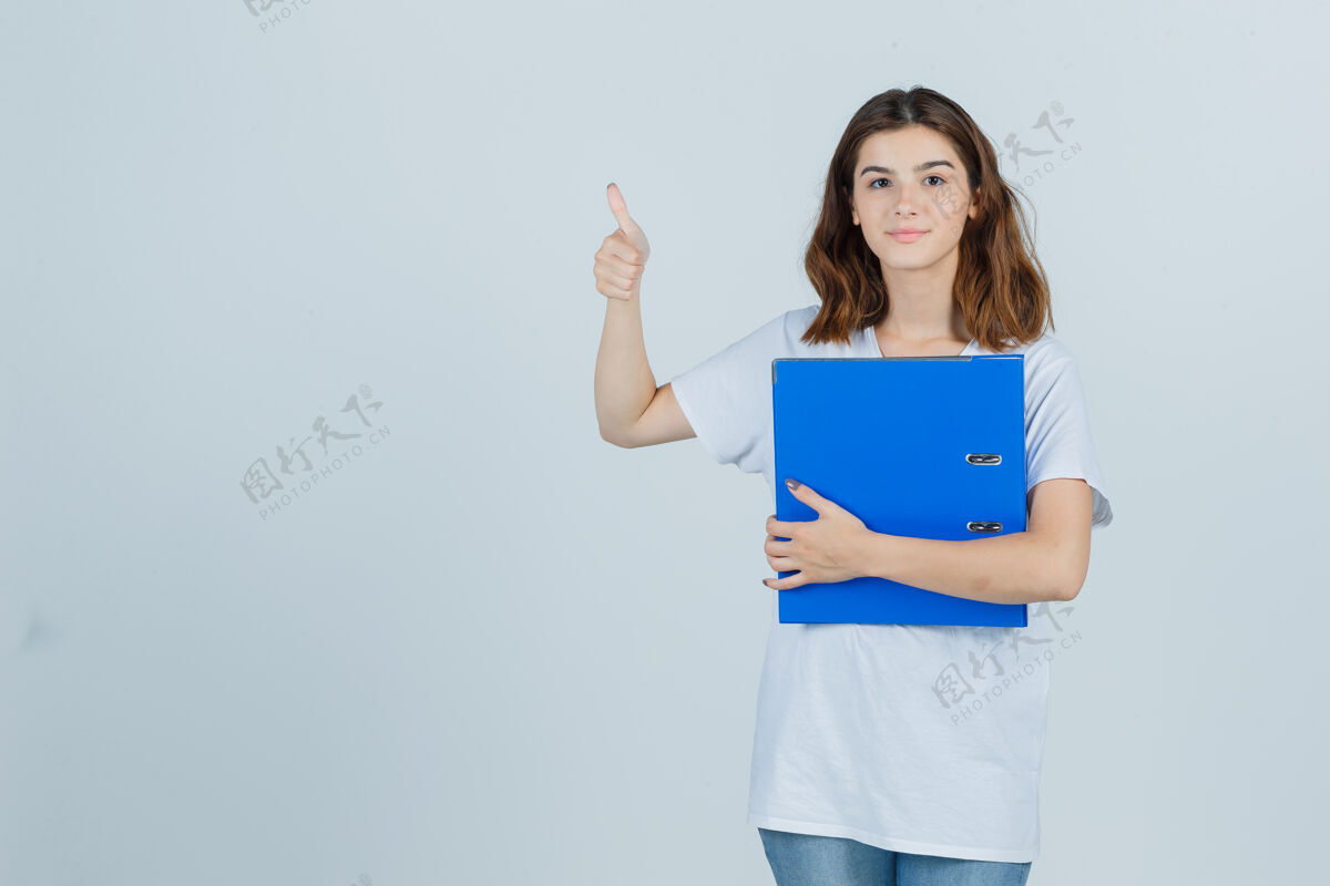 休闲穿着白色t恤的年轻女孩拿着文件夹 竖起大拇指 愉快地看着前方微笑女士拇指
