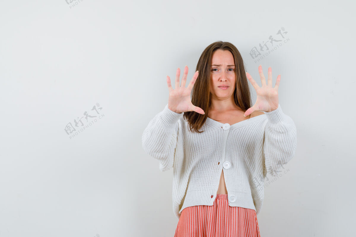 手势年轻女性的画像显示停止手势孤立女士人人
