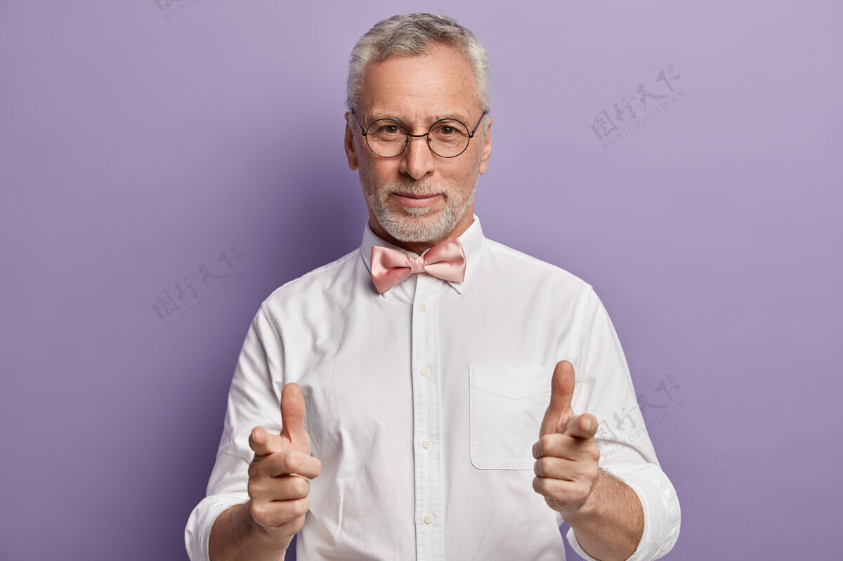 人穿白衬衫和粉色领结的老人领结老人肖像