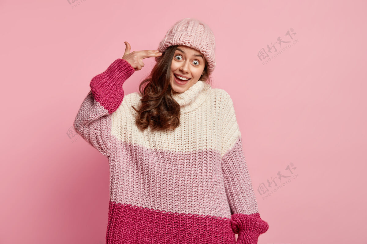 毛衣穿着五颜六色冬装的年轻女子多彩年轻人女人