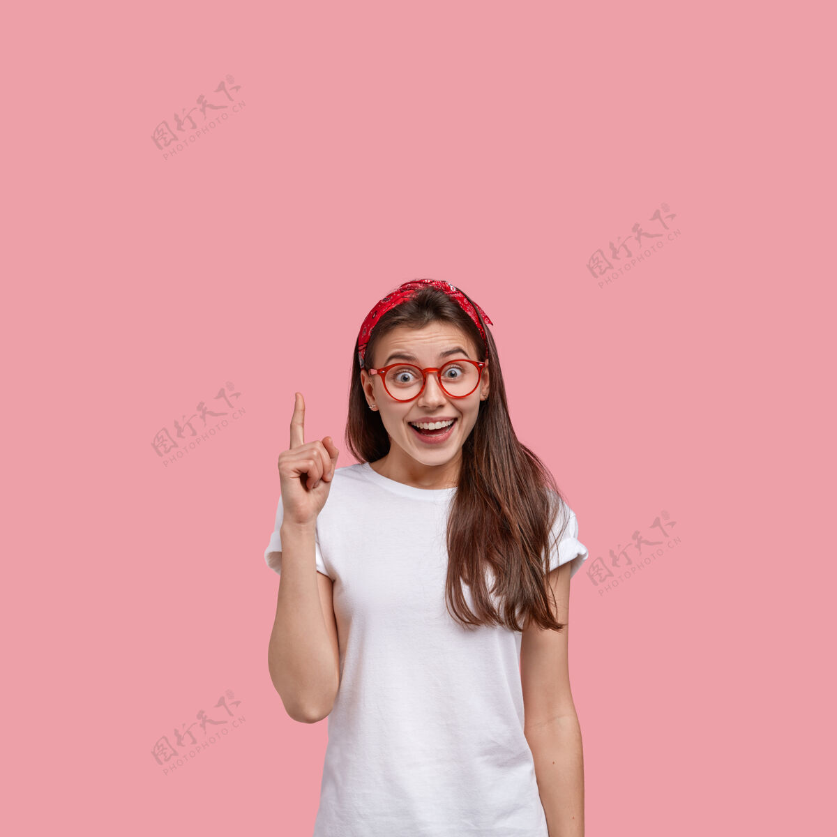 衬衫戴着红头巾和眼镜的年轻黑发女人人年轻女人