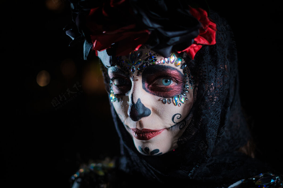 女性墨西哥死亡节风格的年轻女性肖像油漆化妆服装