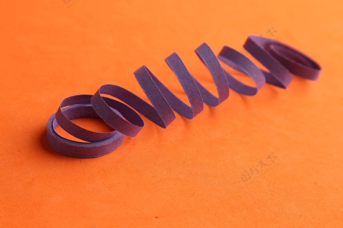 表演橙色背景上的紫色派对彩带五彩纸屑娱乐明亮
