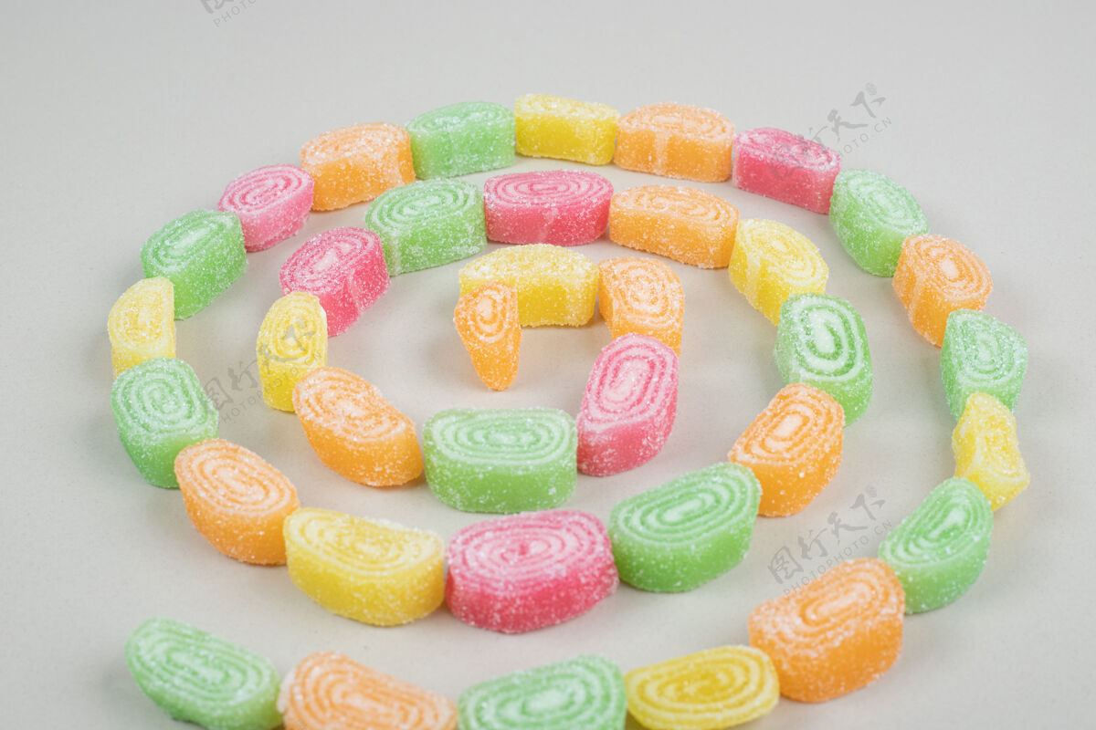 什锦米色表面的一堆甜果冻糖甜点糖果糖果