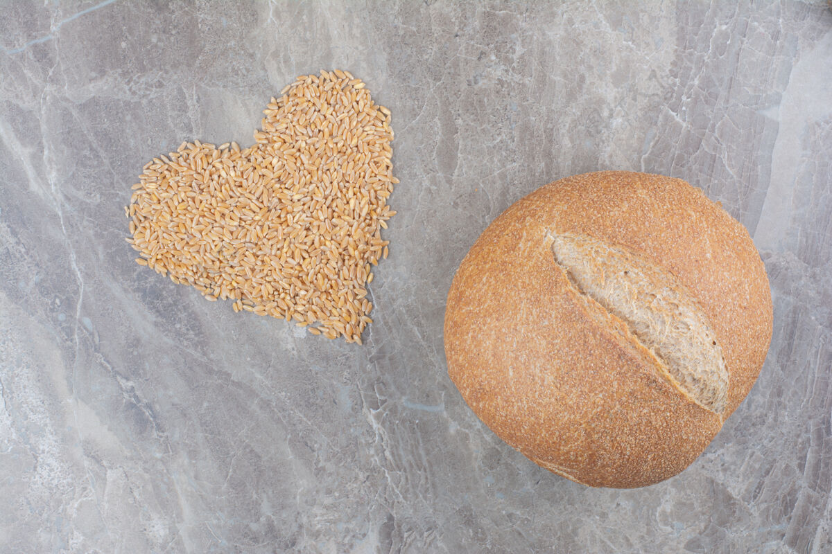 素食主义者未煮的燕麦和面包放在大理石表面好吃的谷类有机