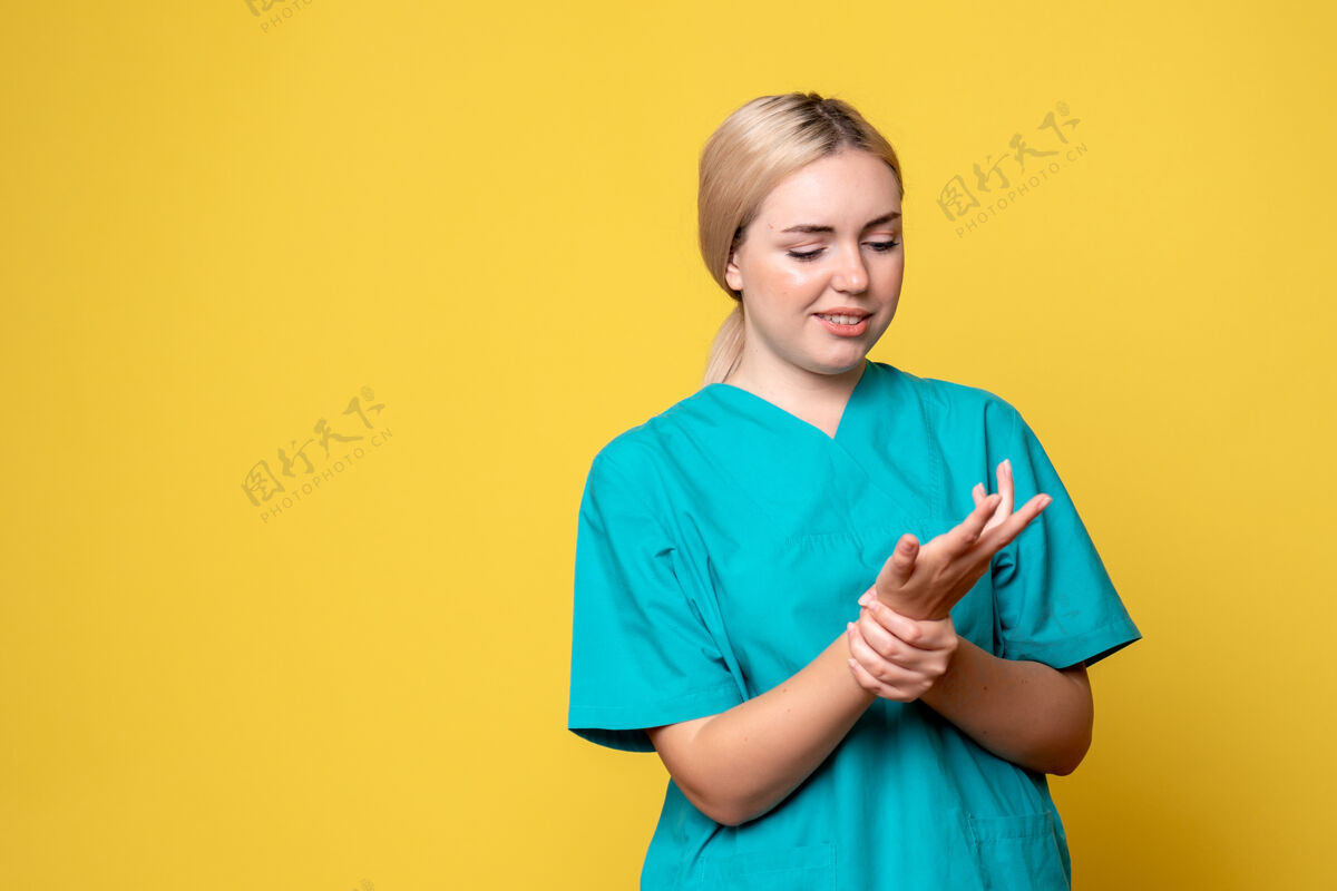 流行病正面图身穿医疗衬衫的女医生手臂受伤 大流行护士医疗科维德-19情感肖像快乐成人