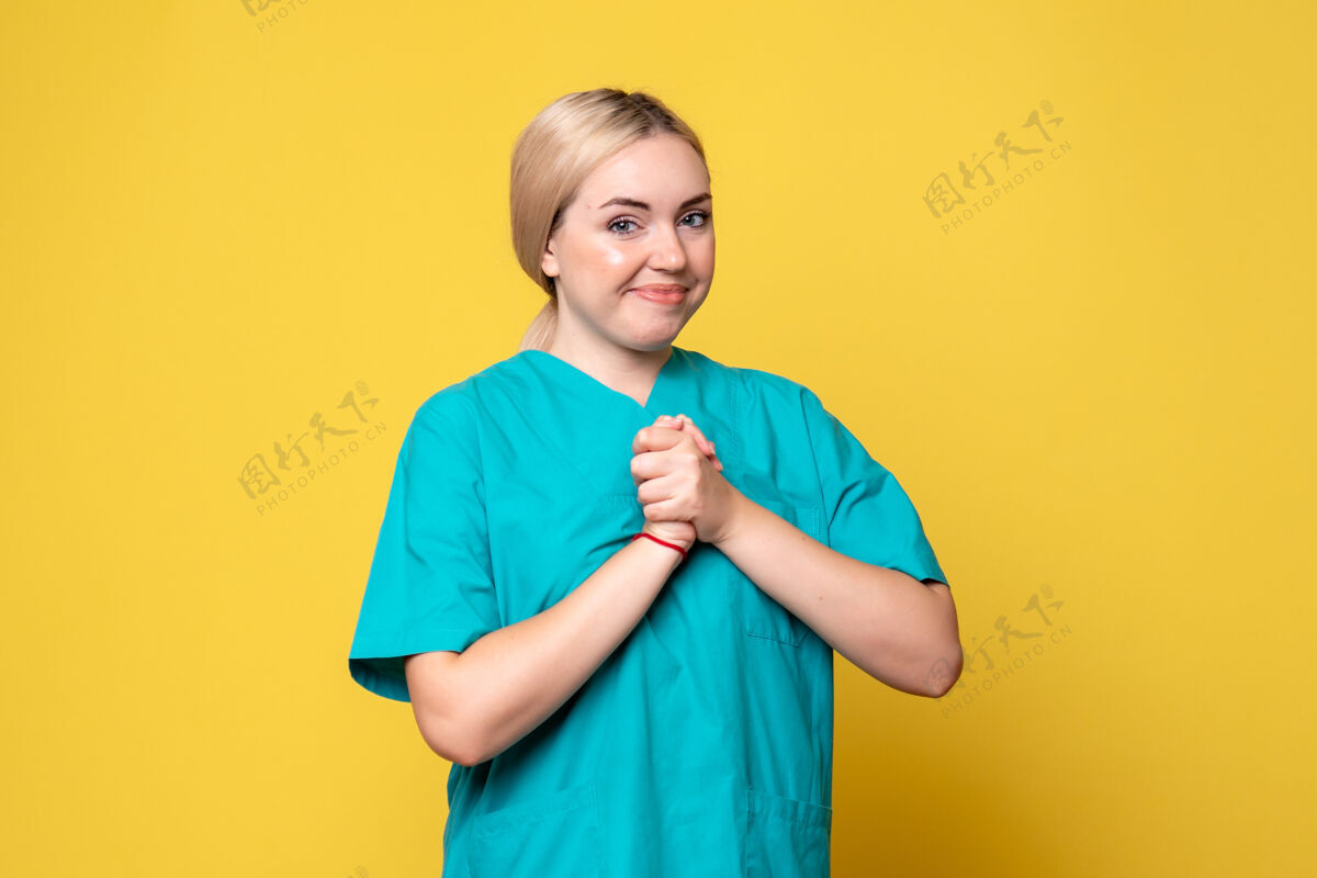 微笑前视图穿着医疗衬衫的女医生 大流行的科维德护士医疗情感女人快乐人