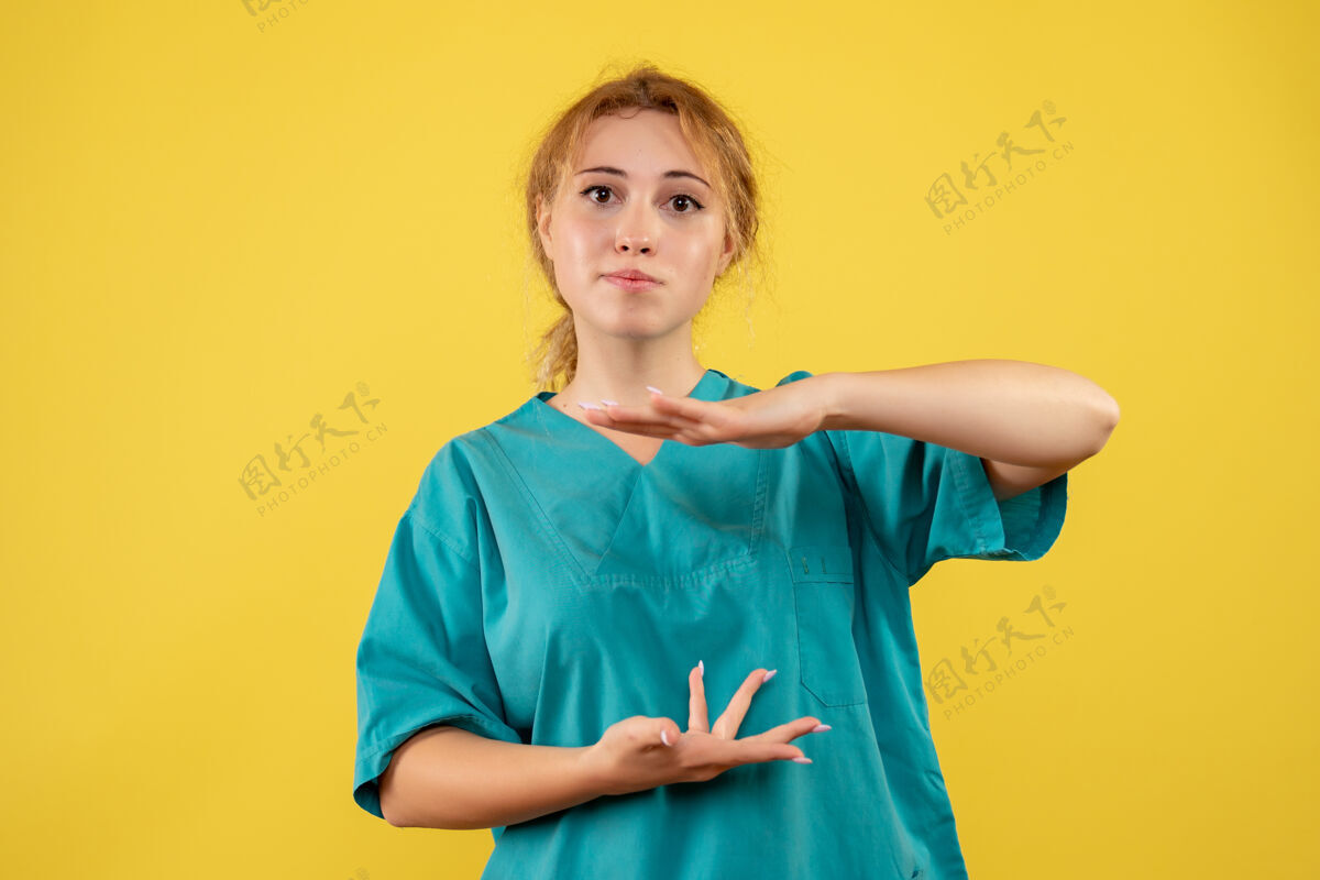护士正面图女医生穿着医用衬衫 医院医护人员covid-19护士保健药颜色颜色女医生人