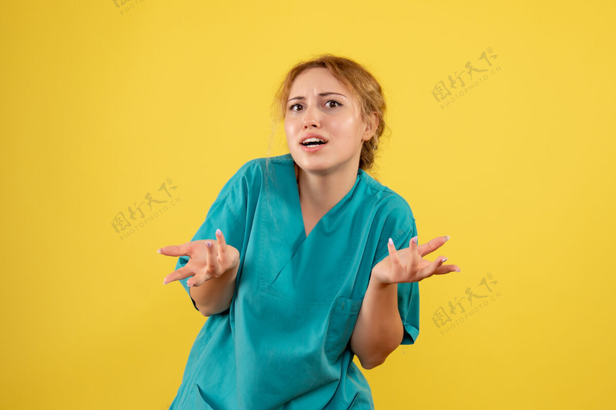 女人前视图穿着医疗衬衫的女医生 mediccolorcovid-19健康情感女医生女人人