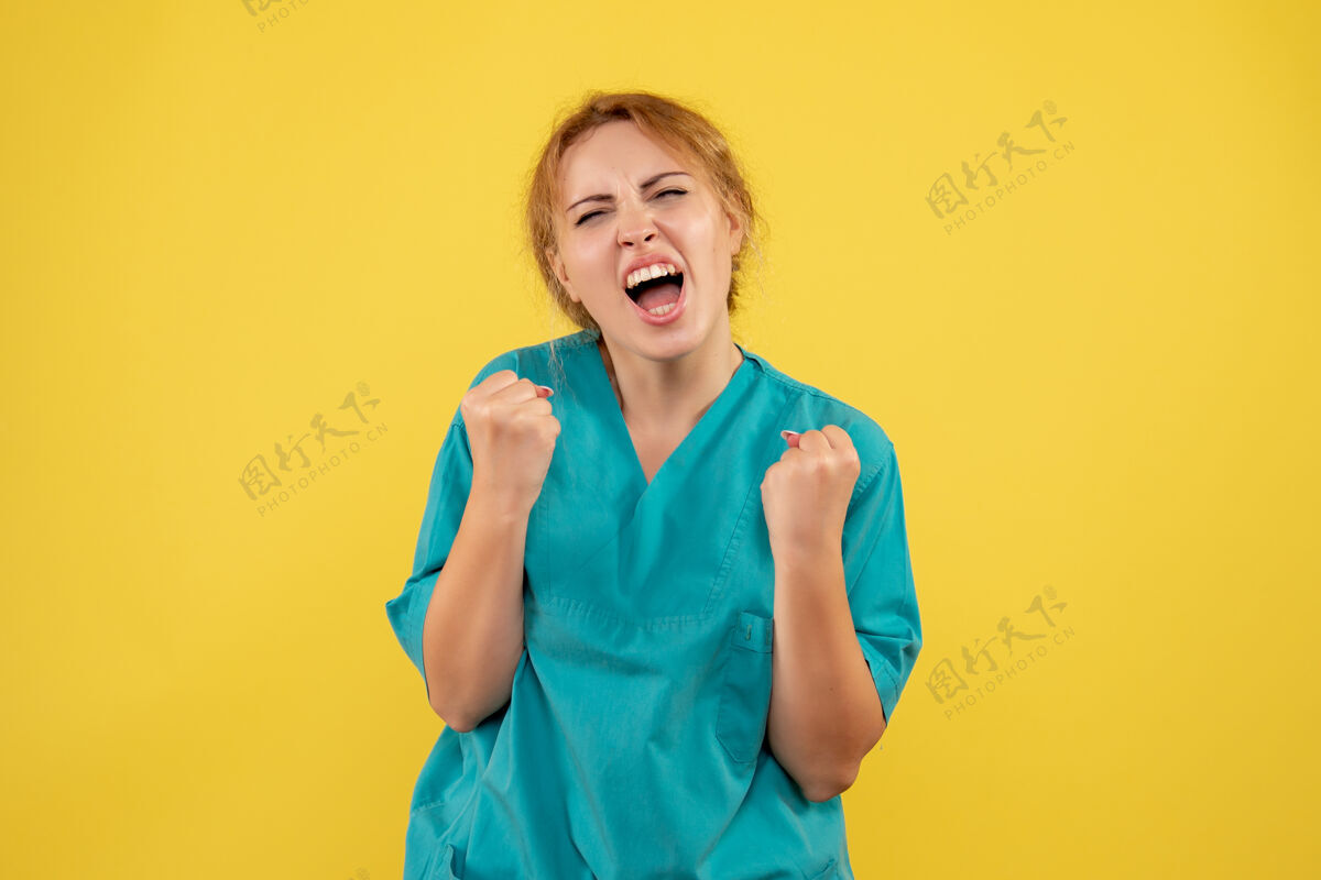 肖像正面图身着医疗衬衫的女医生 彩色情感健康covid-19护士医疗成功可爱女士