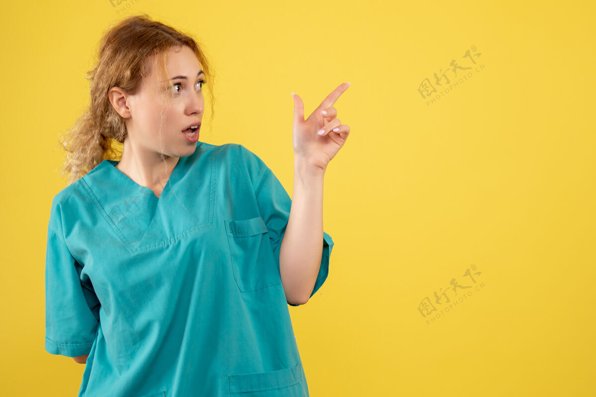 人正面图女医生穿着医疗衬衫 健康护士医疗covid-19颜色情感护士健康情绪
