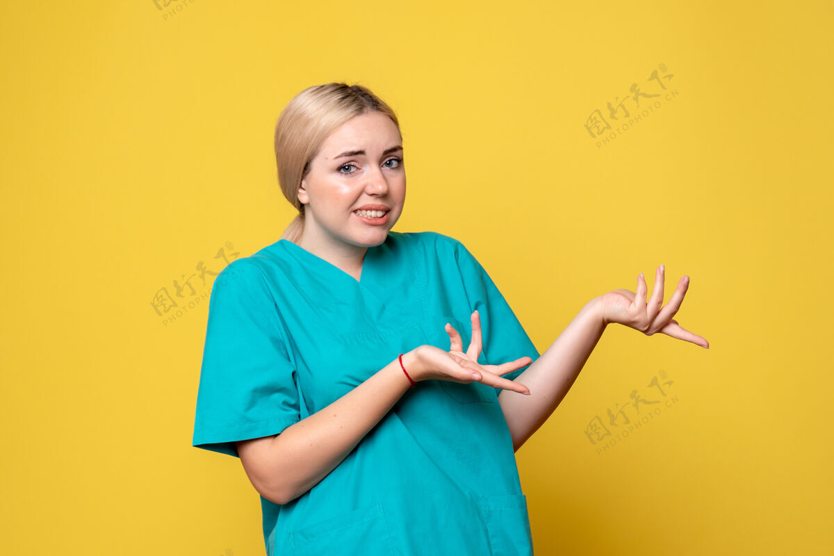 可爱前视图身穿医疗衬衫的女医生 ID-19医疗护士肖像人黄色