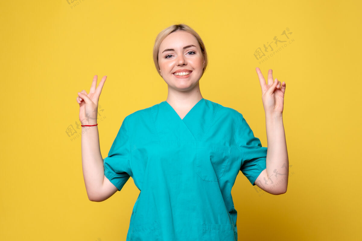 成功前视图穿着医疗衬衫的女医生 大流行护士医疗情感covid-19黄色女性护士
