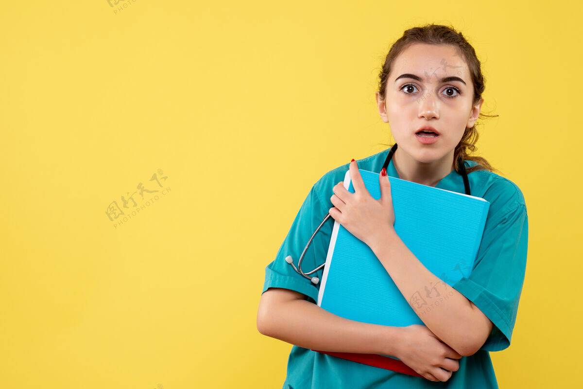 颜色正面图女医生穿着医用衬衫手持不同的纸条 彩色病毒健康情感covid-19大流行制服制服剪贴板持有