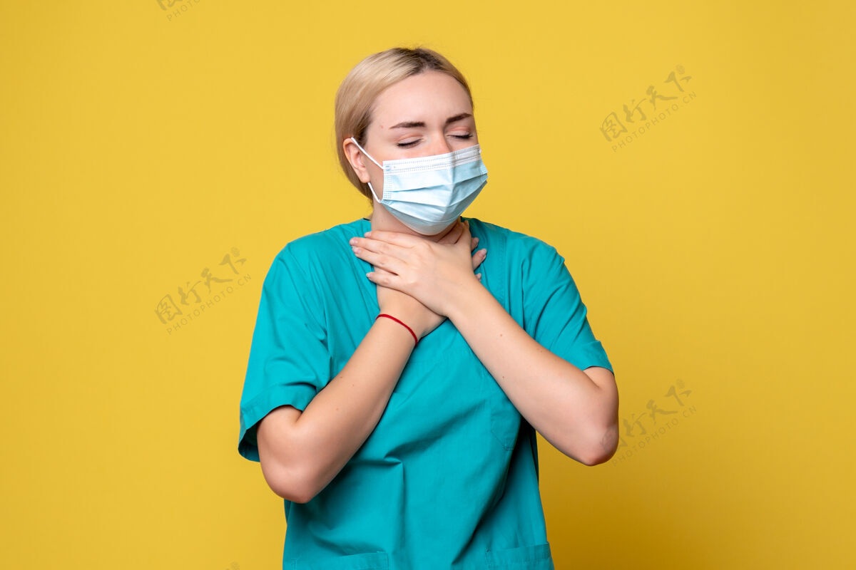 女性正面图女医生穿着医用衬衫 戴着消毒口罩 医院医护人员大流行健康喉咙痛护士黄色