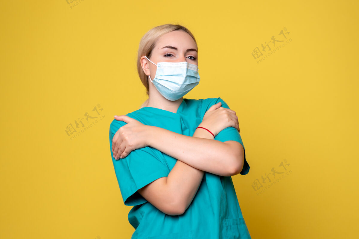 肖像前视图穿着医用衬衫和无菌口罩的女医生 医院科维德大流行健康护士医师医院成人医疗