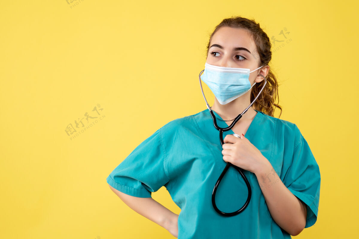 女正面图女医生穿着医用衬衫 戴口罩 带听诊器 病毒颜色一致 情感covid-19健康女医生健康人