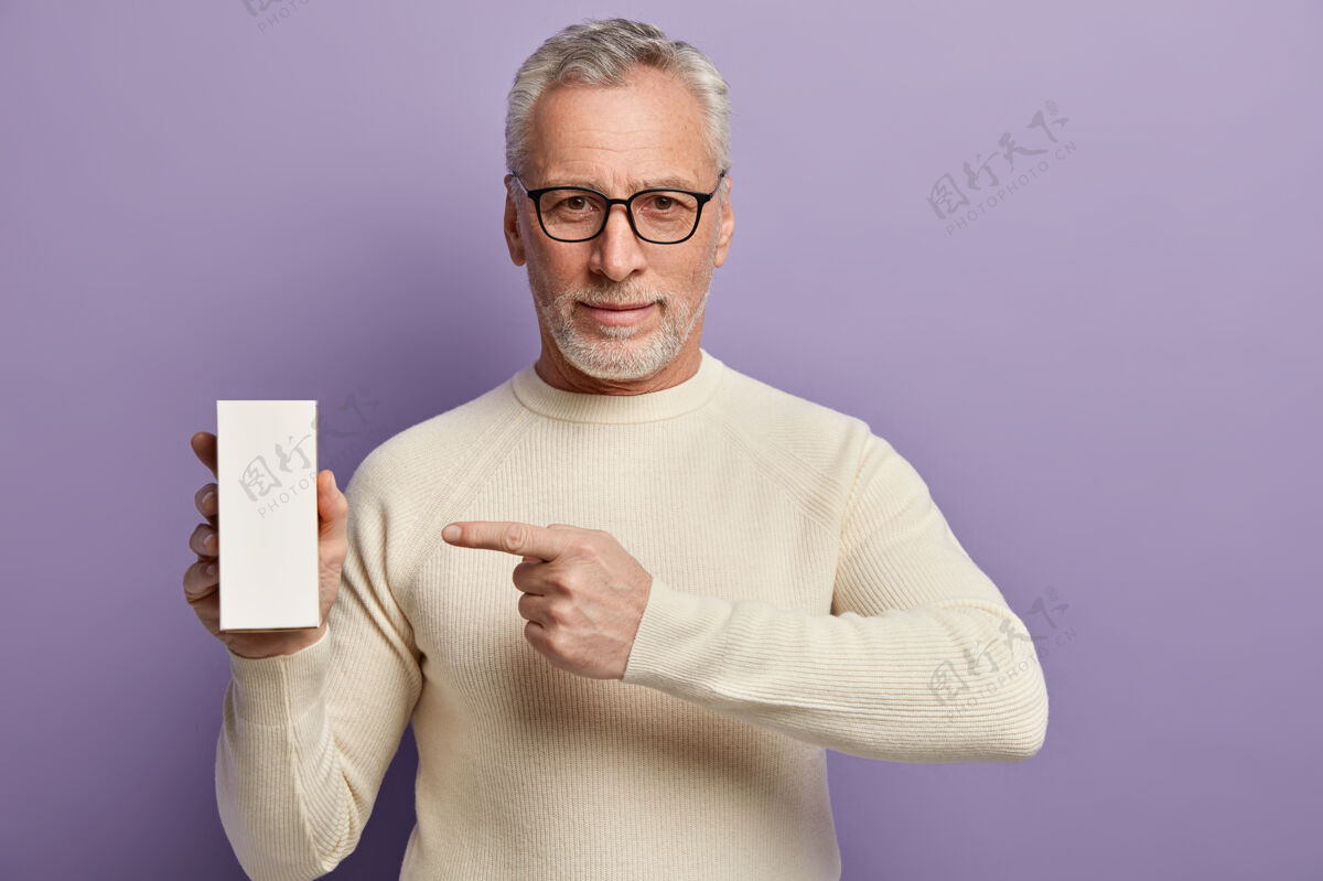 毛衣穿白毛衣戴眼镜的老人肖像人老年人