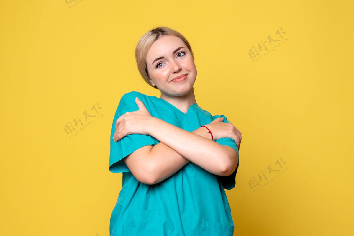 医学前视图穿着医用衬衫的女医生 护士医师covid-19情感黄色女人女医生