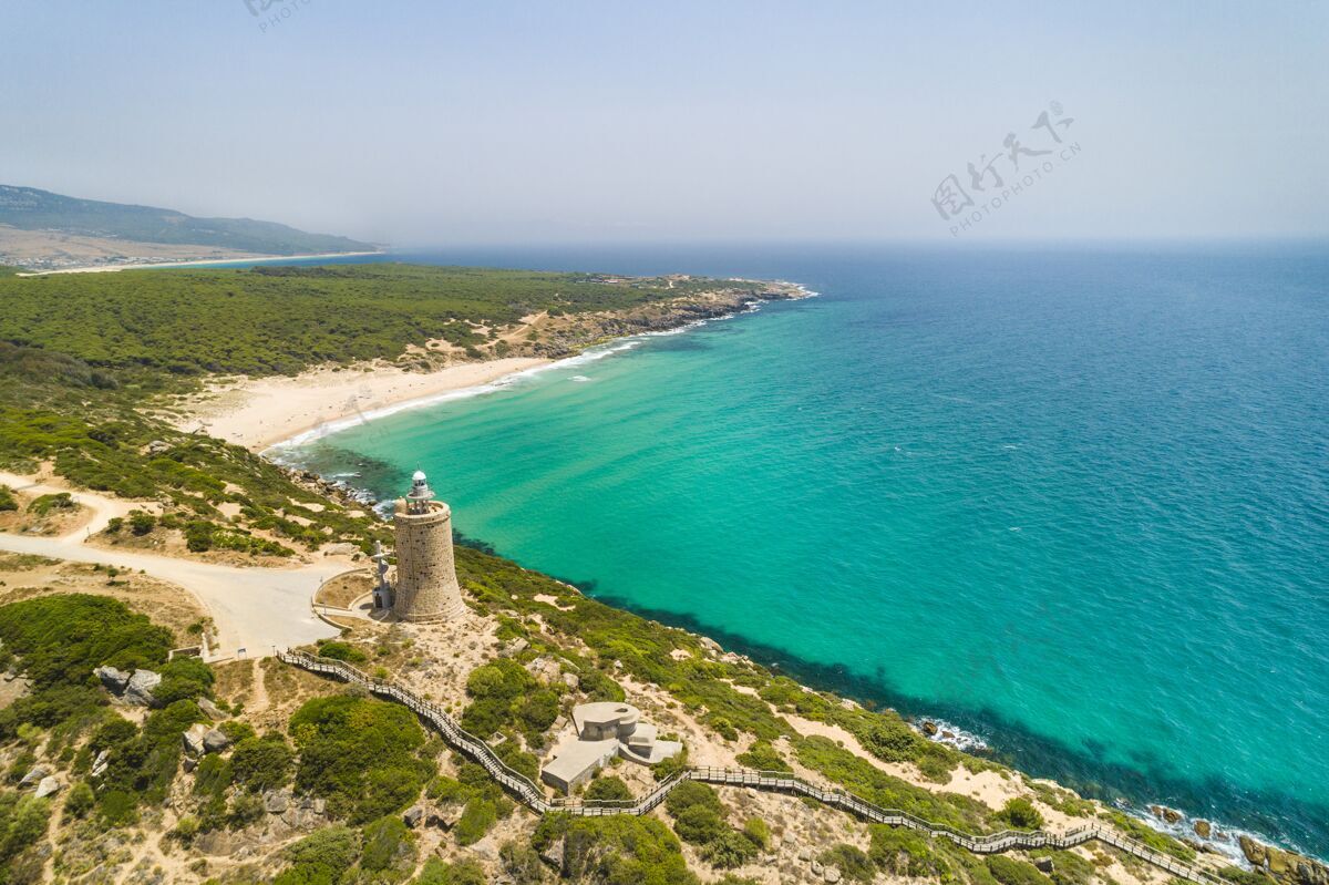 海岸阳光明媚的西班牙南部海滩鸟瞰图顶部海岸线岩石
