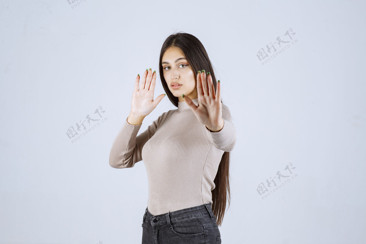 聪明穿灰色衬衫的女孩阻止了什么姿势女人雇员