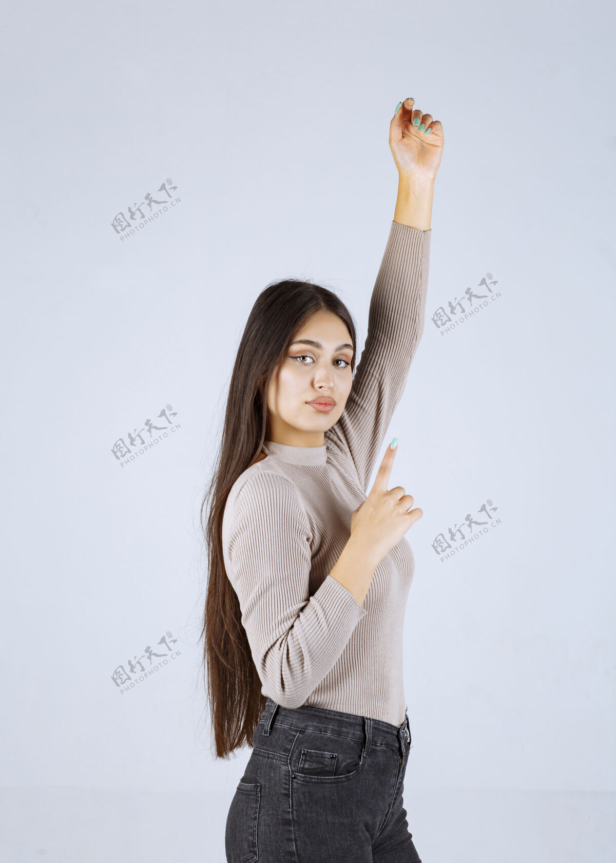 雇员穿灰色衬衫的女孩举起双手年轻人体模型工人