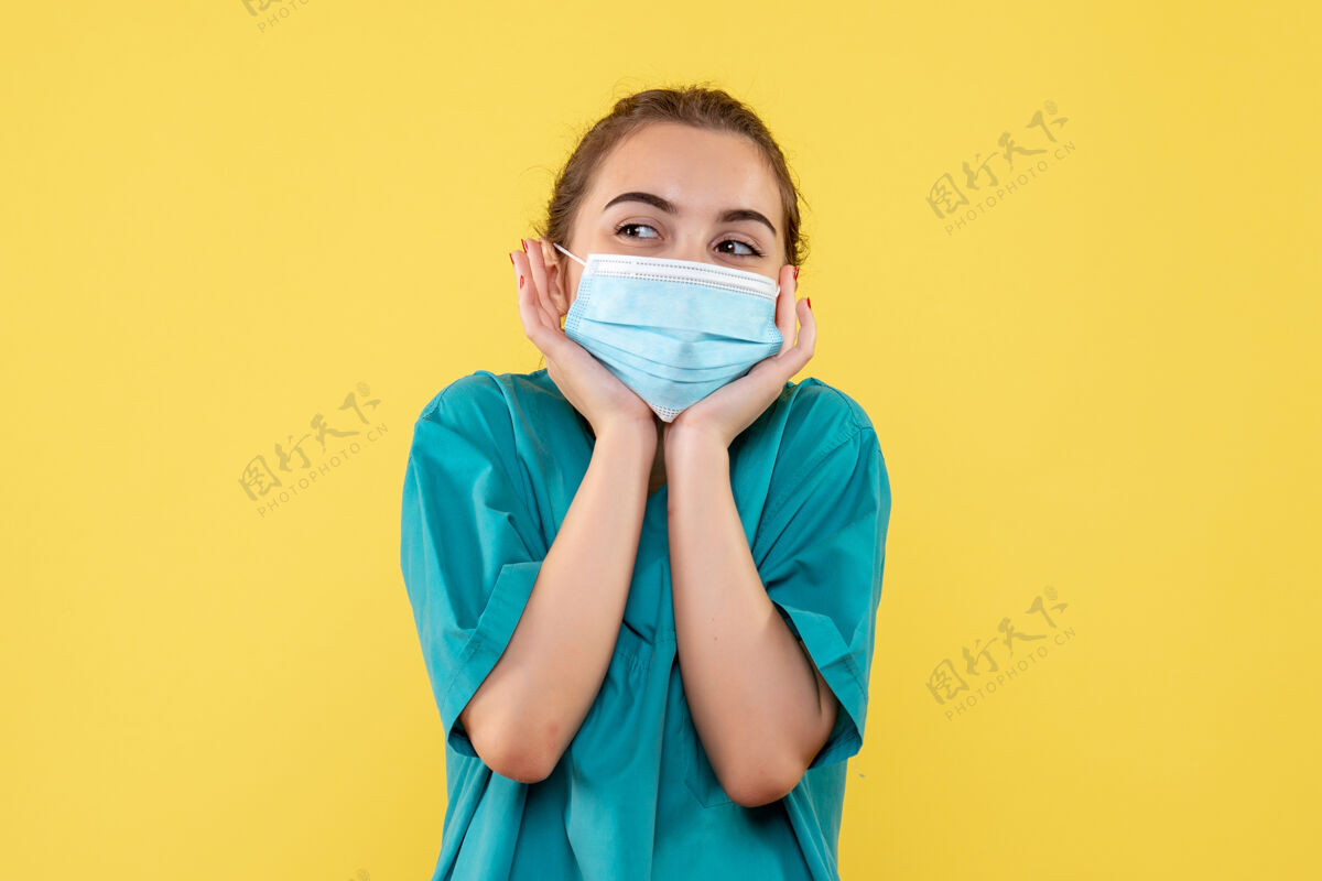 女医生正面图女医生穿着医用衬衫和口罩 健康制服病毒covid-19大流行色职业黄色制服