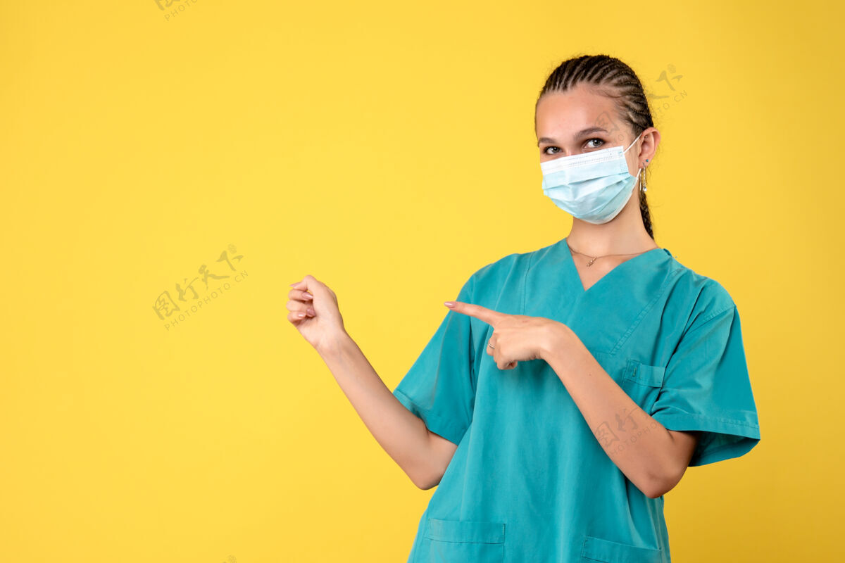 流行病正面图：身穿医用衬衫和面罩的女医生 护士医院病毒covid-19大流行女医生护士成人