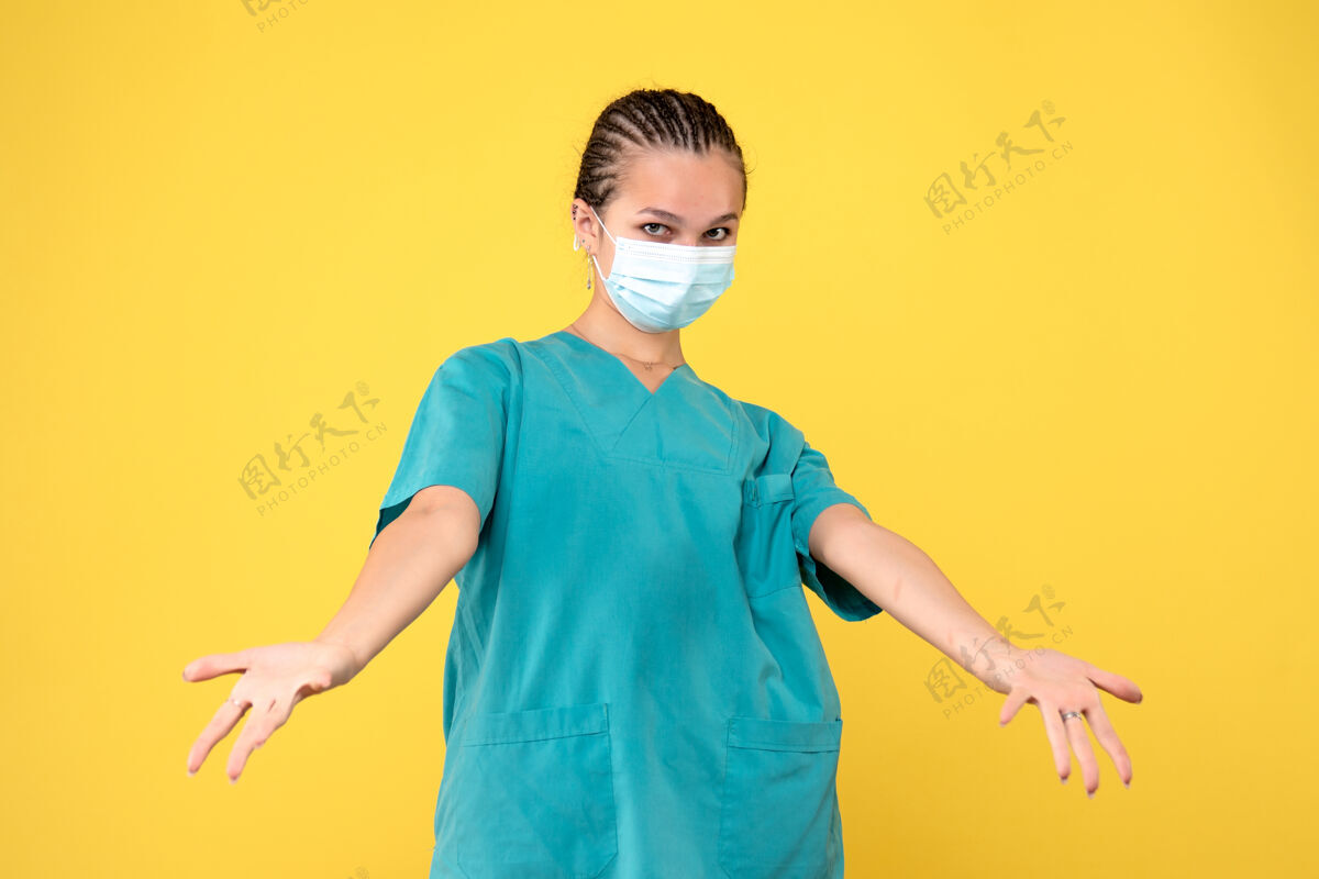 欢迎前视图：穿着医用衬衫和面罩的女医生 健康护士 病毒大流行的covid-19医疗医院健康医院肖像