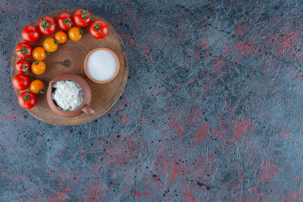 蔬菜奶酪 盐和西红柿放在木板上 大理石背景上变化新鲜生的