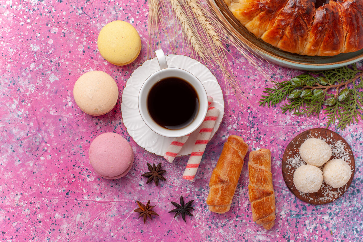饼干顶视图美味的草莓派水果蛋糕和一杯粉红色的茶水果干的蛋糕