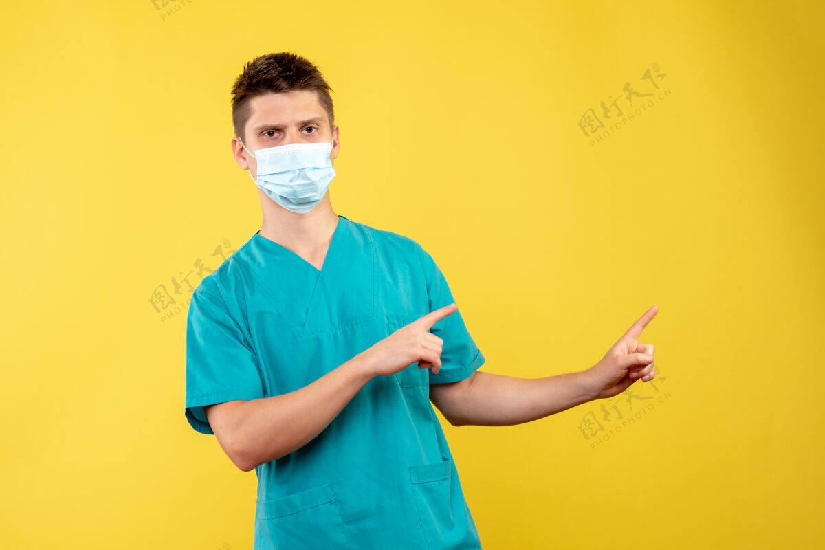 医院黄墙上的男医生穿着医疗服 戴着无菌口罩帅哥男人成人