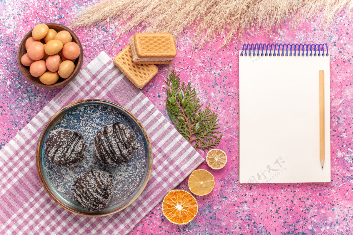水果顶视图美味的巧克力蛋糕糖果和华夫饼粉红色美味蛋糕茶
