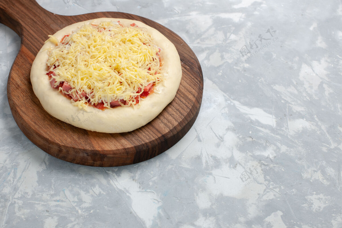 比萨饼白面奶酪生披萨正面图酱汁配料碗