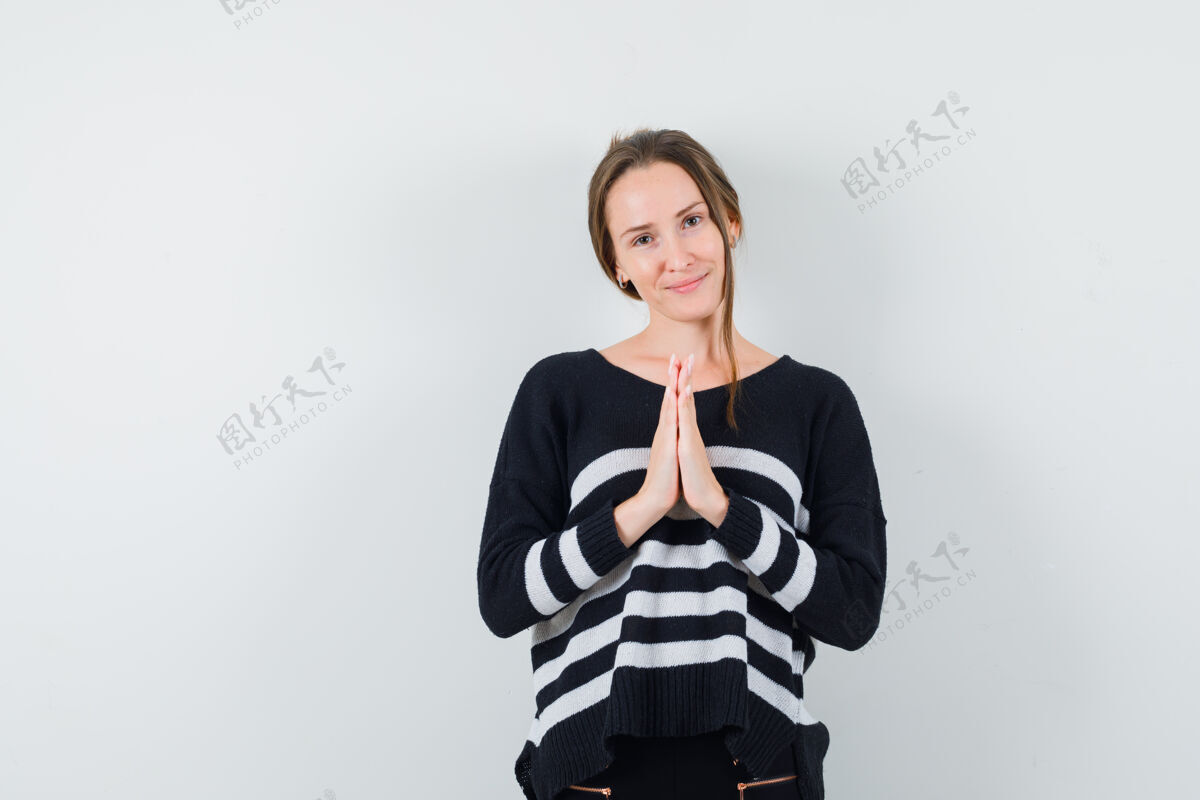 Namaste一位穿着休闲衬衫的年轻女士展现出一种优雅的姿态 看上去充满希望清洁希望水疗
