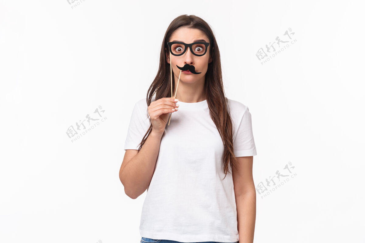 女性戴着眼镜面具的年轻女子情绪眼镜快乐