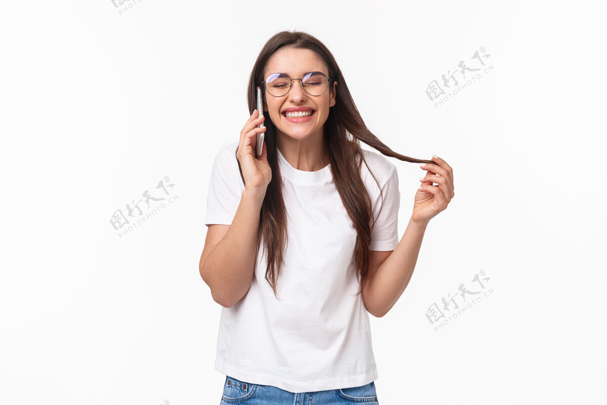 商业用手机描绘富有表现力的年轻女子美丽乐趣女人